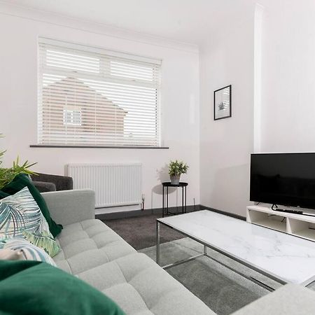 Modern Centrally Located 3 Bed Property With Tvs In Each Bedroom Super Fast Wifi And Crisp White Hotel Linen Hosted By Our Home Short Stays Darlington  Buitenkant foto