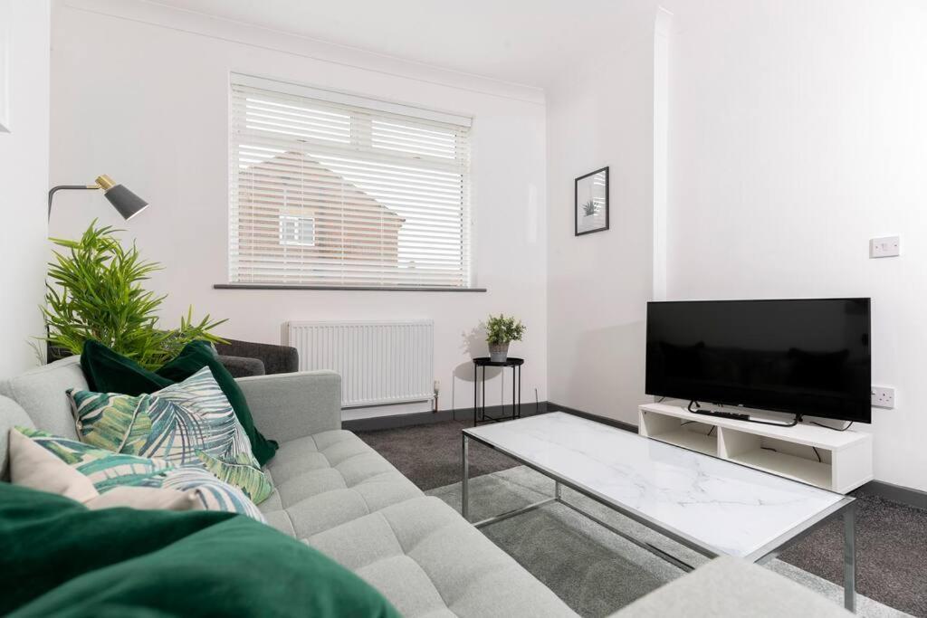 Modern Centrally Located 3 Bed Property With Tvs In Each Bedroom Super Fast Wifi And Crisp White Hotel Linen Hosted By Our Home Short Stays Darlington  Buitenkant foto