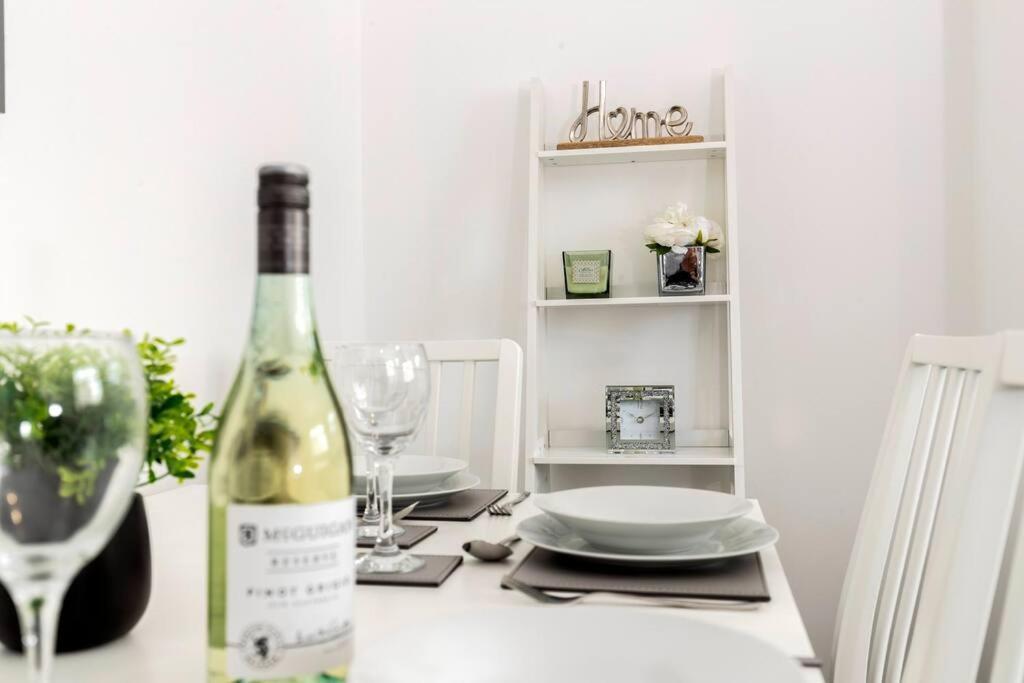 Modern Centrally Located 3 Bed Property With Tvs In Each Bedroom Super Fast Wifi And Crisp White Hotel Linen Hosted By Our Home Short Stays Darlington  Buitenkant foto