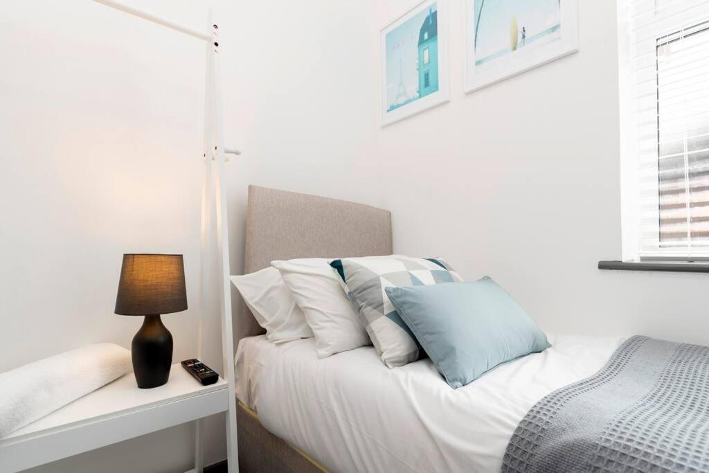 Modern Centrally Located 3 Bed Property With Tvs In Each Bedroom Super Fast Wifi And Crisp White Hotel Linen Hosted By Our Home Short Stays Darlington  Buitenkant foto