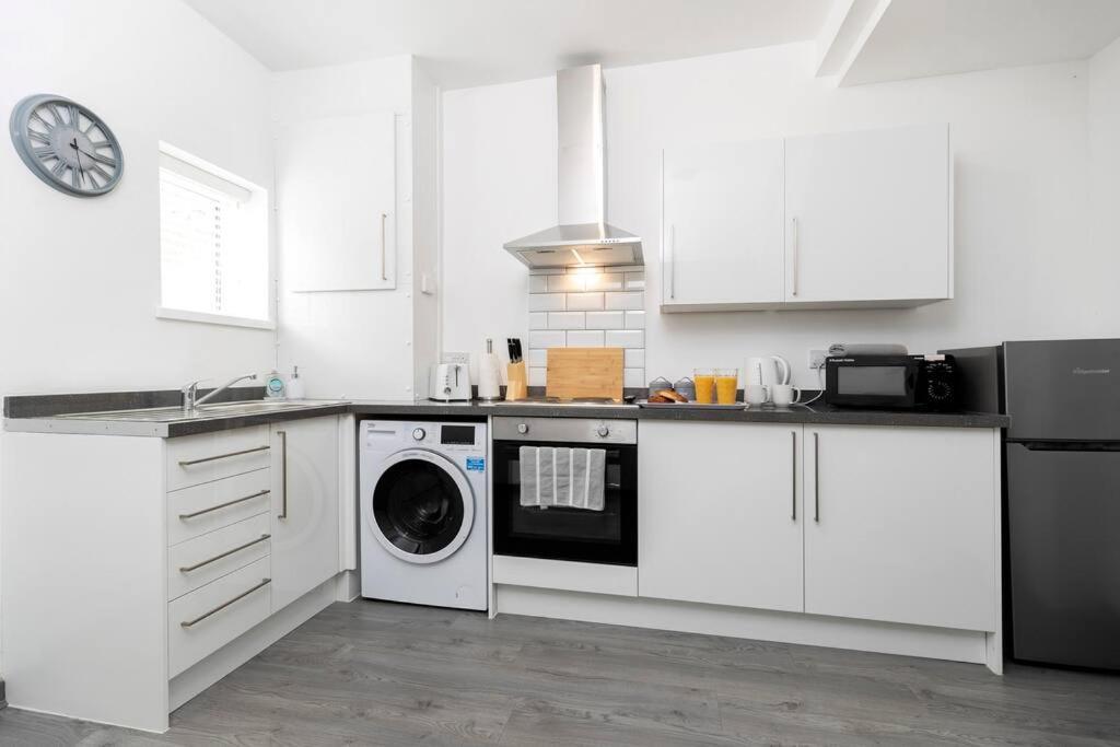 Modern Centrally Located 3 Bed Property With Tvs In Each Bedroom Super Fast Wifi And Crisp White Hotel Linen Hosted By Our Home Short Stays Darlington  Buitenkant foto