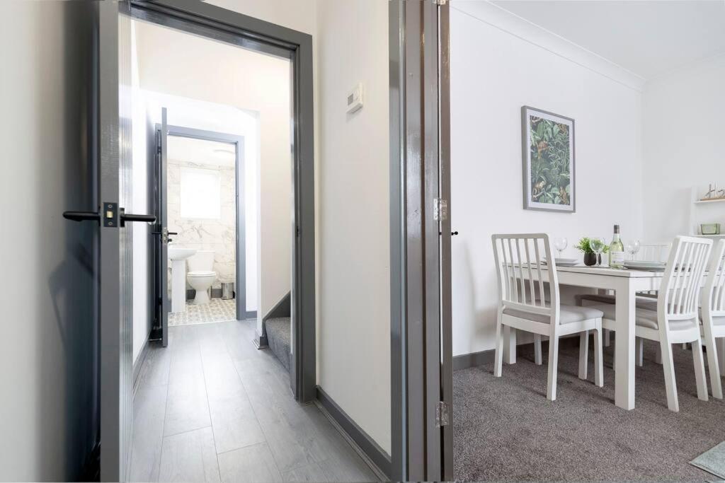 Modern Centrally Located 3 Bed Property With Tvs In Each Bedroom Super Fast Wifi And Crisp White Hotel Linen Hosted By Our Home Short Stays Darlington  Buitenkant foto