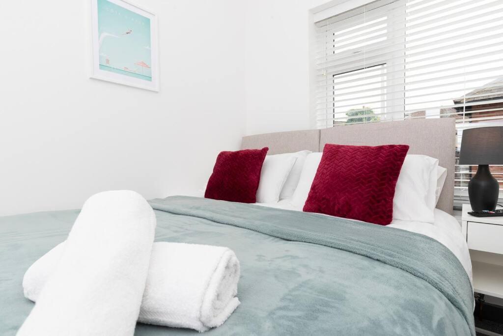 Modern Centrally Located 3 Bed Property With Tvs In Each Bedroom Super Fast Wifi And Crisp White Hotel Linen Hosted By Our Home Short Stays Darlington  Buitenkant foto