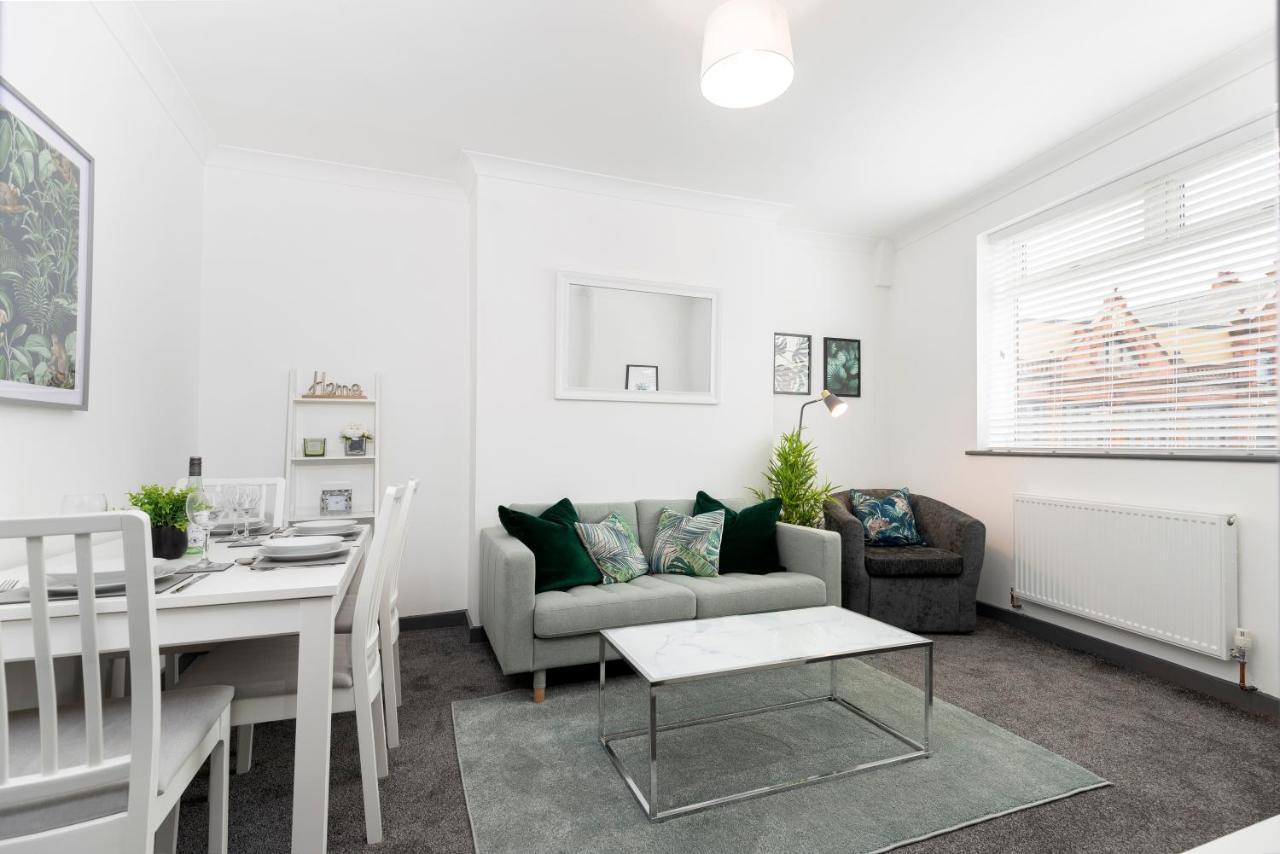 Modern Centrally Located 3 Bed Property With Tvs In Each Bedroom Super Fast Wifi And Crisp White Hotel Linen Hosted By Our Home Short Stays Darlington  Buitenkant foto